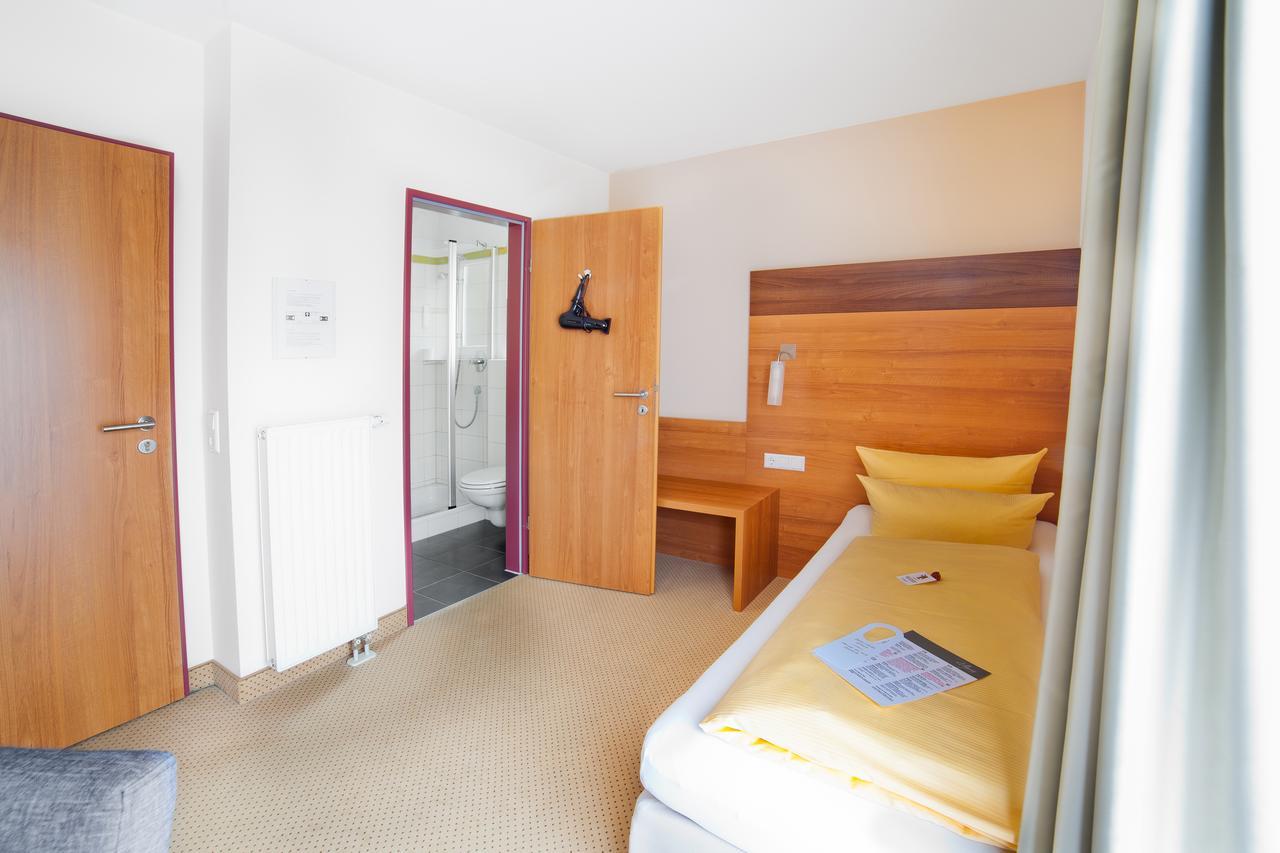 Small Single Room,640022622:JPEG
